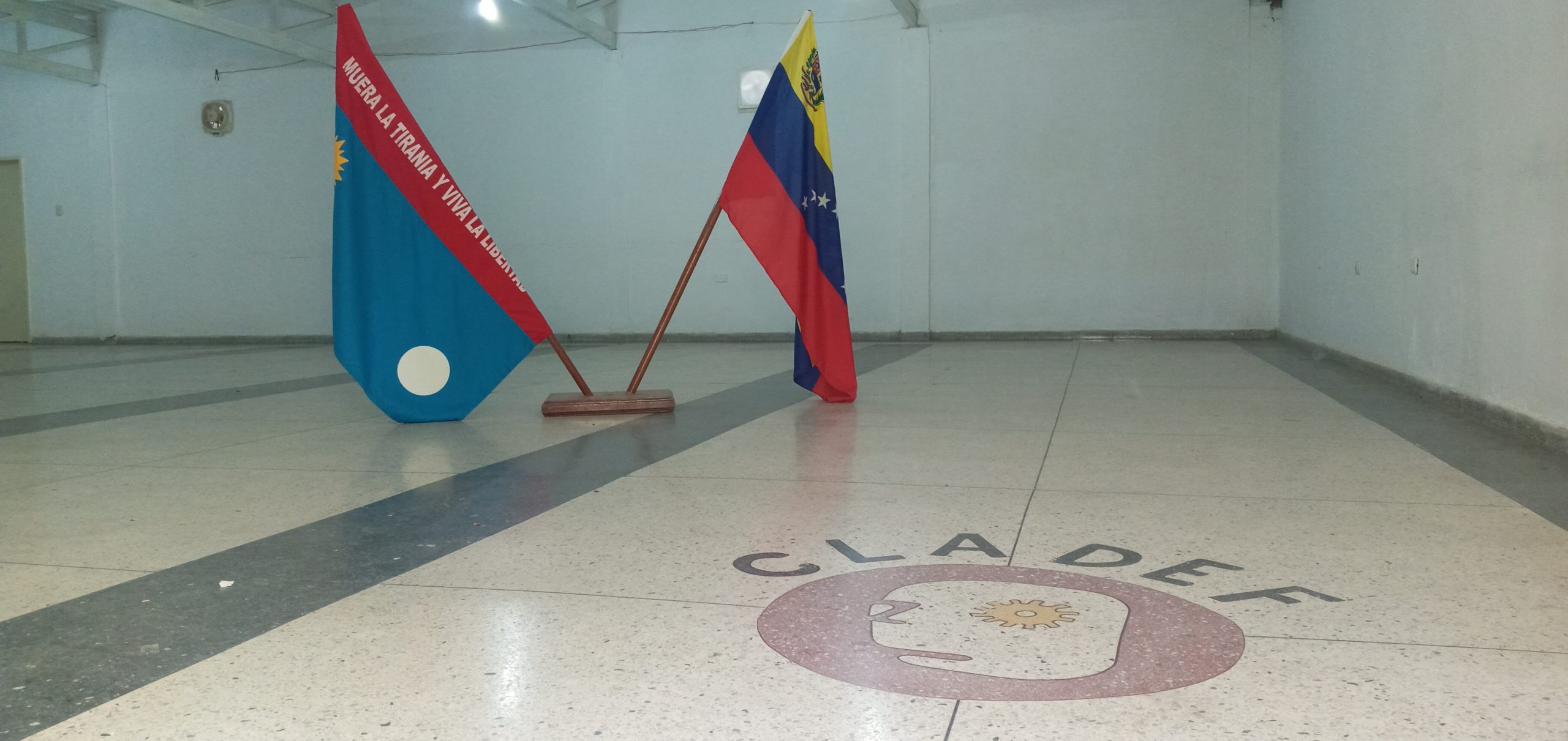 Banderas de CLADEF y Venezuela en un estandarte