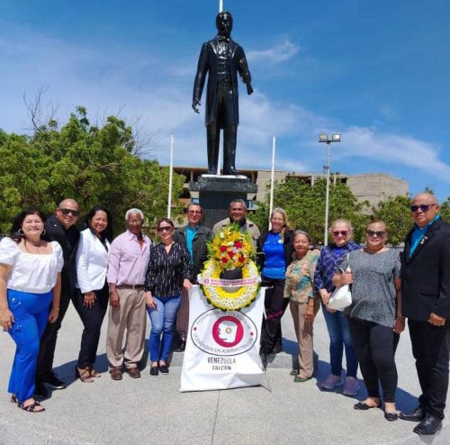 Hoy nos reunimos con profundo respeto y admiración para rendir homenaje al Padre de la Patria, Simón Bolivar.