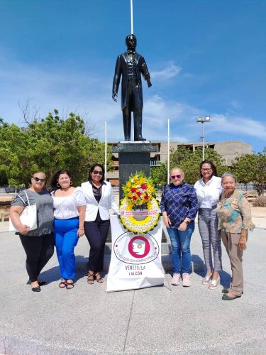 Hoy nos reunimos con profundo respeto y admiración para rendir homenaje al Padre de la Patria, Simón Bolivar.