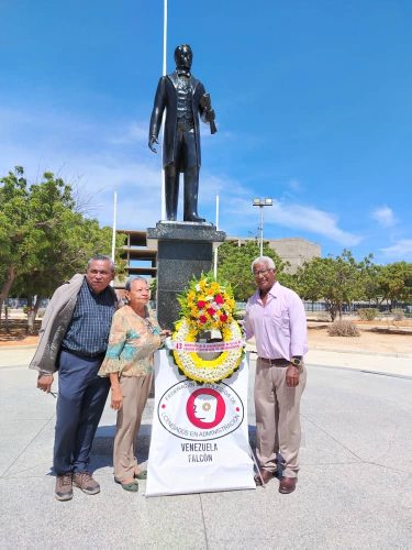 Hoy nos reunimos con profundo respeto y admiración para rendir homenaje al Padre de la Patria, Simón Bolivar.
